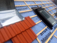 Klassischer Dachaufbau beim Steildach: Unterbahn, Konterlattung, Dachlattung, Dachflächenfenster, Ziegel, Blechverwahrung